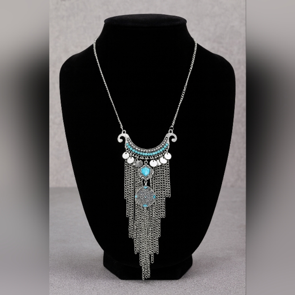 Elegant Silver and Turquoise Necklace